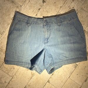NWT Magellan lightweight, light denim color 4” inseam short. 4 pockets. Size 4